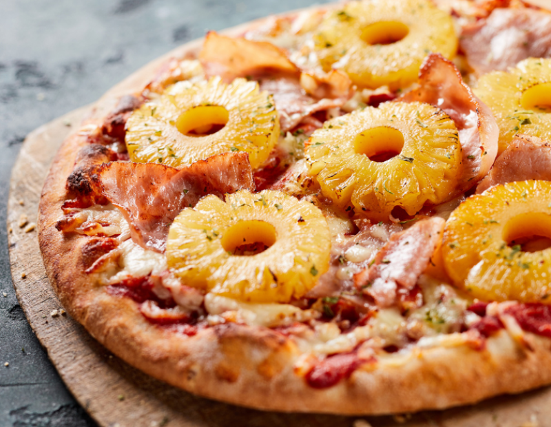 A Napoli arriva la pizza con ananas: polemiche per la scelta